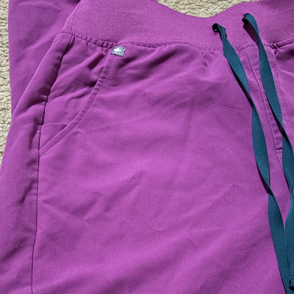 Women’s figs pants - Picture 2 of 6